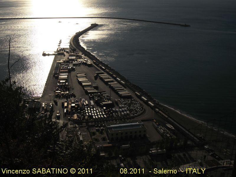 Salerno - ITALY 08.2011 (Imboccatura del porto).jpg